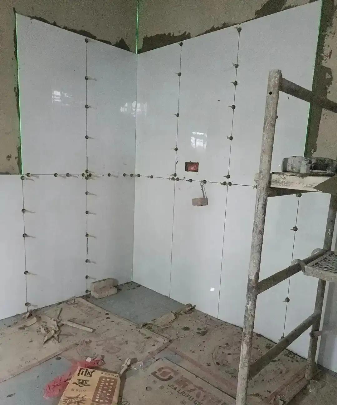 你拼命压价的样子，正让装修公司窃喜。他们减的不是利润，而是你墙里的水泥标号。