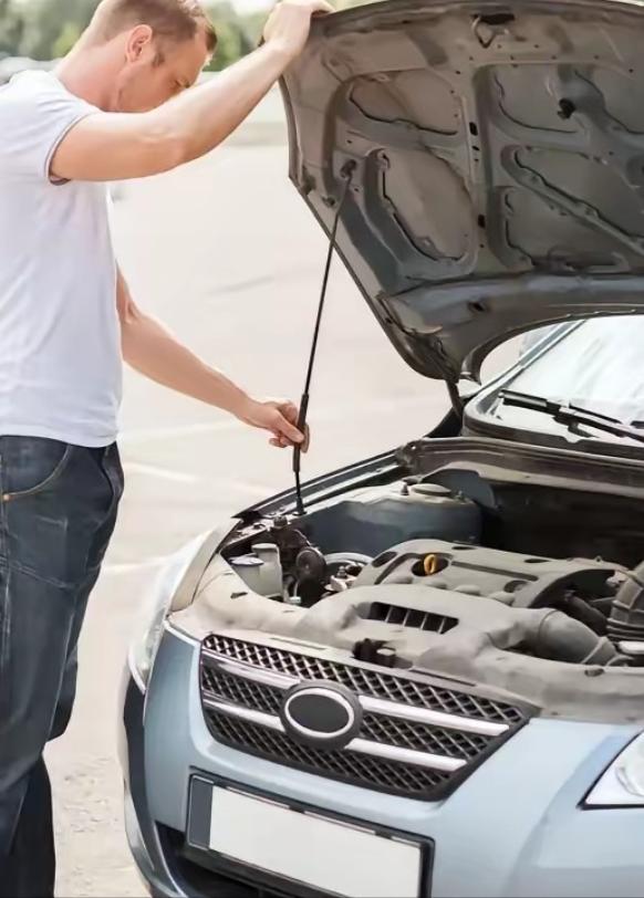 男子付了十四万，把二手轿车开回家，洗车时发现后备箱锁扣不对劲，撬开后见夹层里塞着