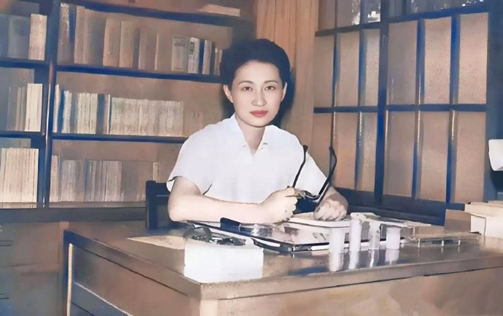 民国最清醒的深情，都藏在这张照片里了。她为爱放弃一切，陪他熬过幽禁半生，这张