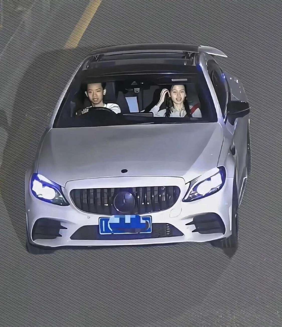 朋友帮我送媳妇回家，路上咋还违章了？