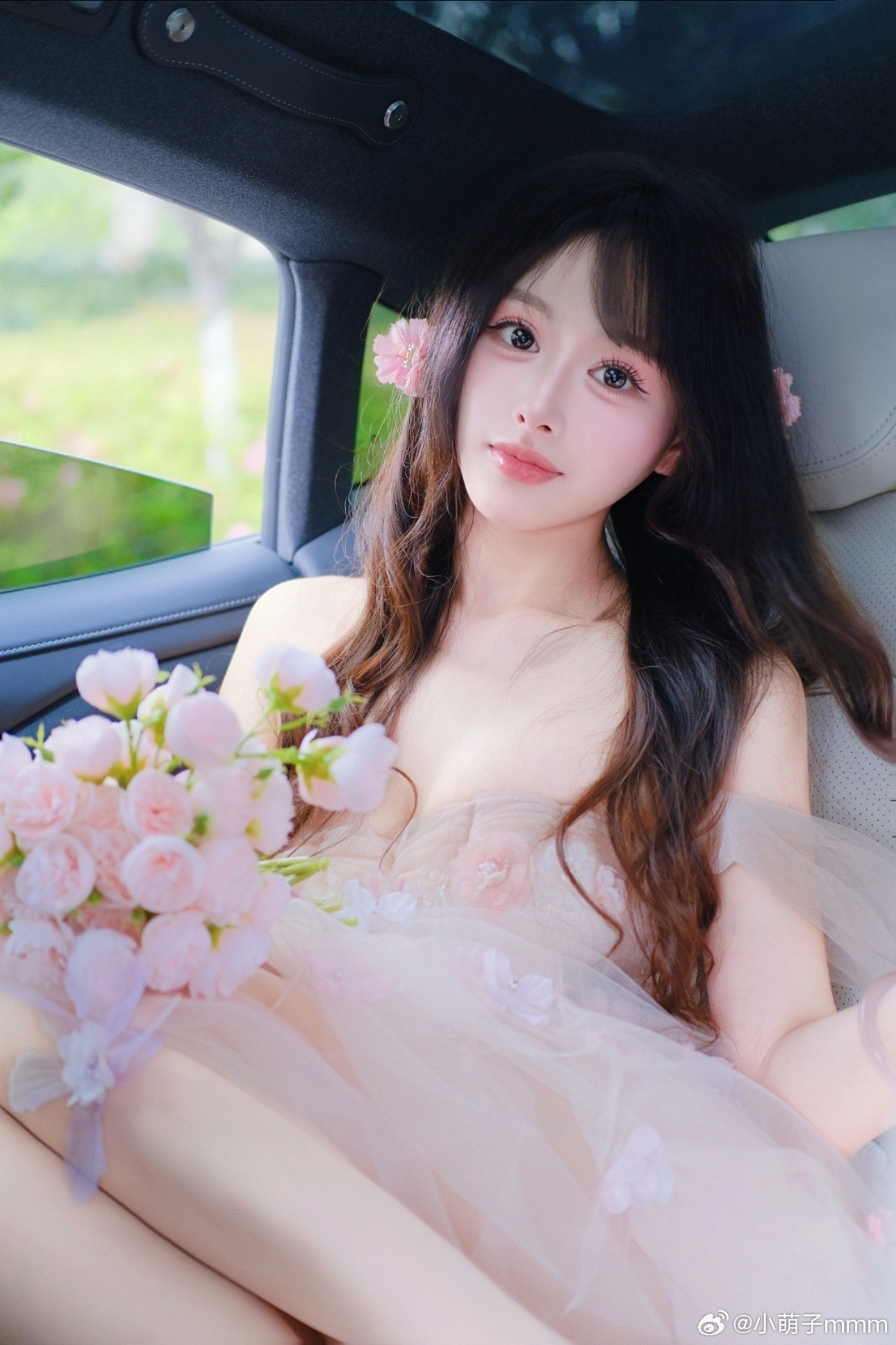 “樱花树下站谁都美”🌸“装一车晚风兑换明天”🚗（小米su7真好看太幸