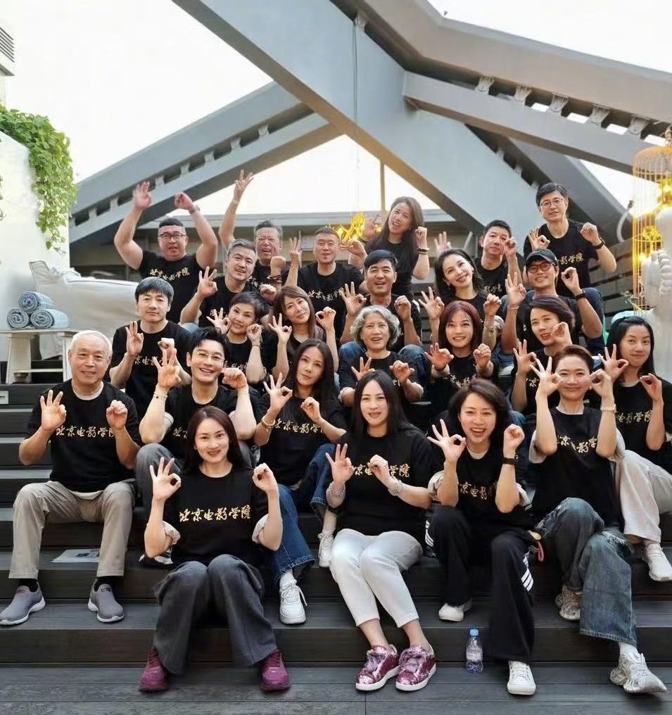 4月30日，陈坤晒“96明星班”合影，并配文：“北京电影学院表演系96班30年”