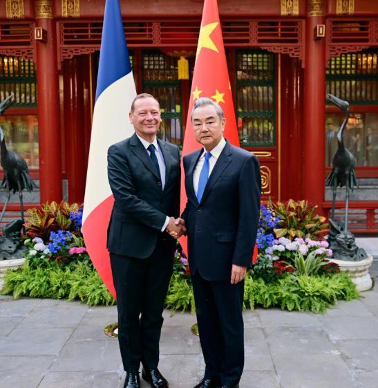 彻底谈妥！5月8日，法国总统外事顾问博纳紧急抵京，与王毅深度沟通后全盘答应中方诉