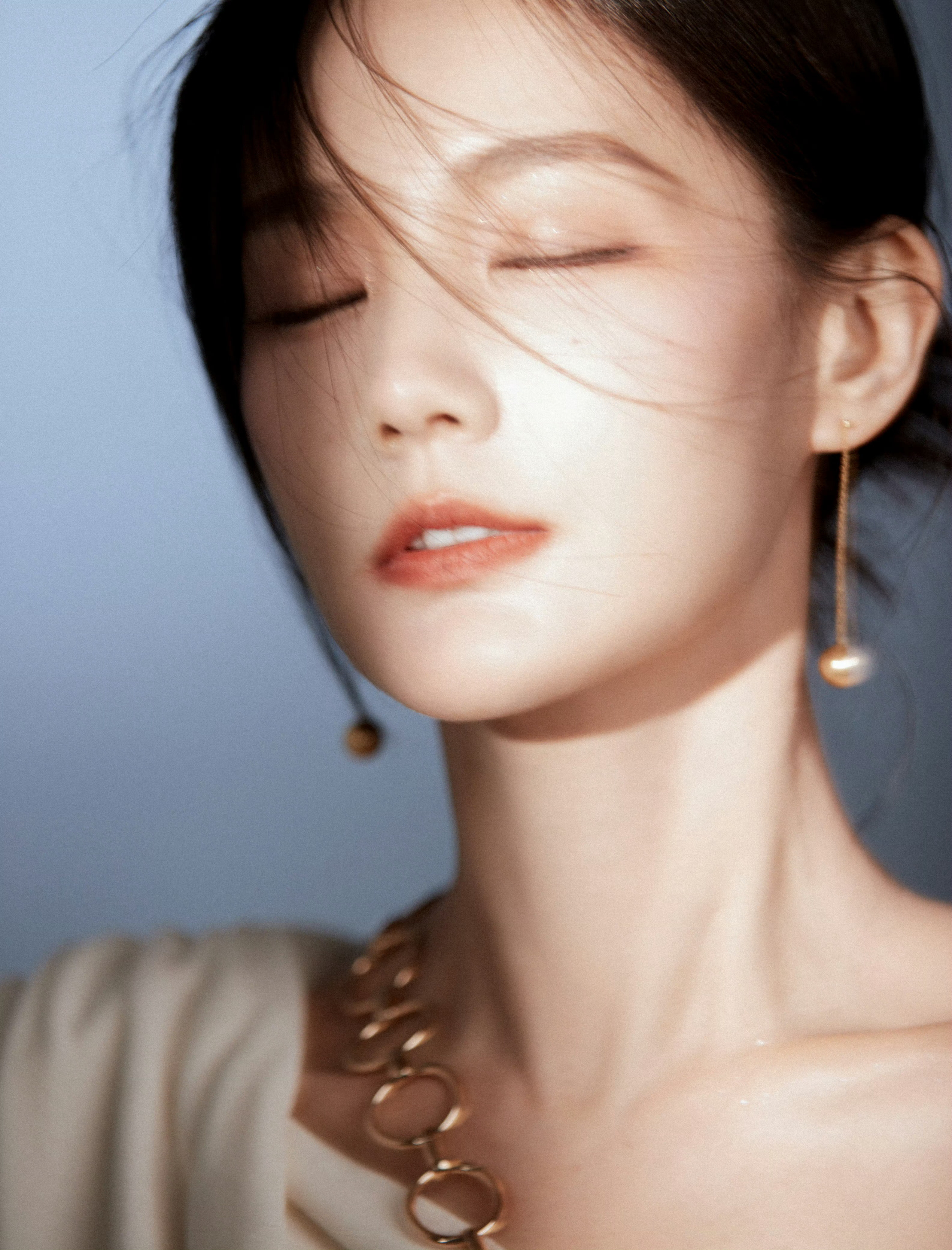 桐妈这组也是好无敌的吸睛脸还有趴在栏杆上背对镜头，真的太美妙太合适了