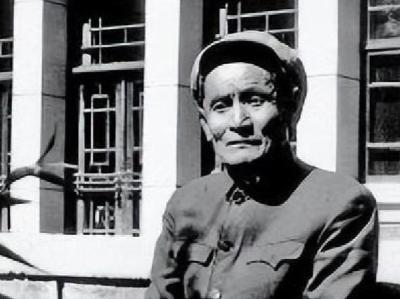 1973年，内蒙古一供销社丢了1400元现金和一支猎枪，警方查了8天一无所获，就