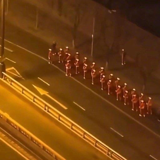 山西太原的一个视频在网上火了，但火得让人有点“脑壳痛”。天还没亮，大街上空荡荡的