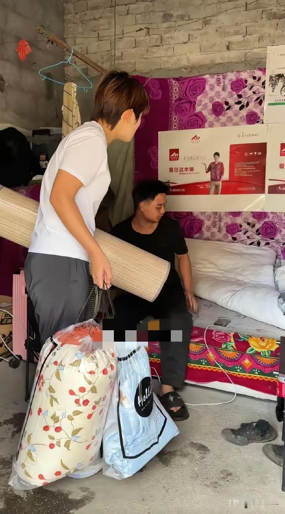 正在出租屋里休息的小伙子，看到突然走进屋子里的女子，瞬间感动得掉眼泪了。走进屋子