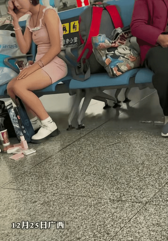 等火车等出“新技能”？广西女子站车站“变妆”，大妈看呆了！大家有没有遇到过那