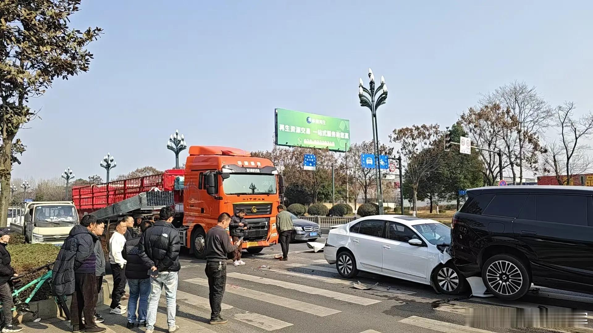 速腾：让我看看E3方什么样？N8L:真没礼貌，把我衣角搞脏了大v聊车腾势n8