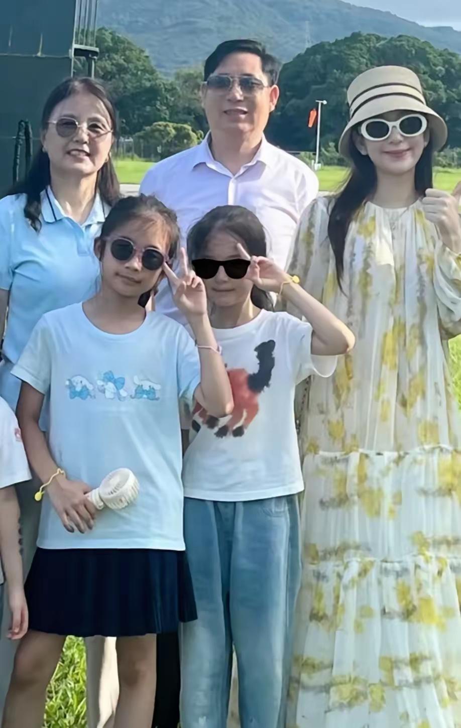 方媛是安徽芜湖小县城的人，父母都是普普通通的护路工人方媛​父亲今年60岁，母亲