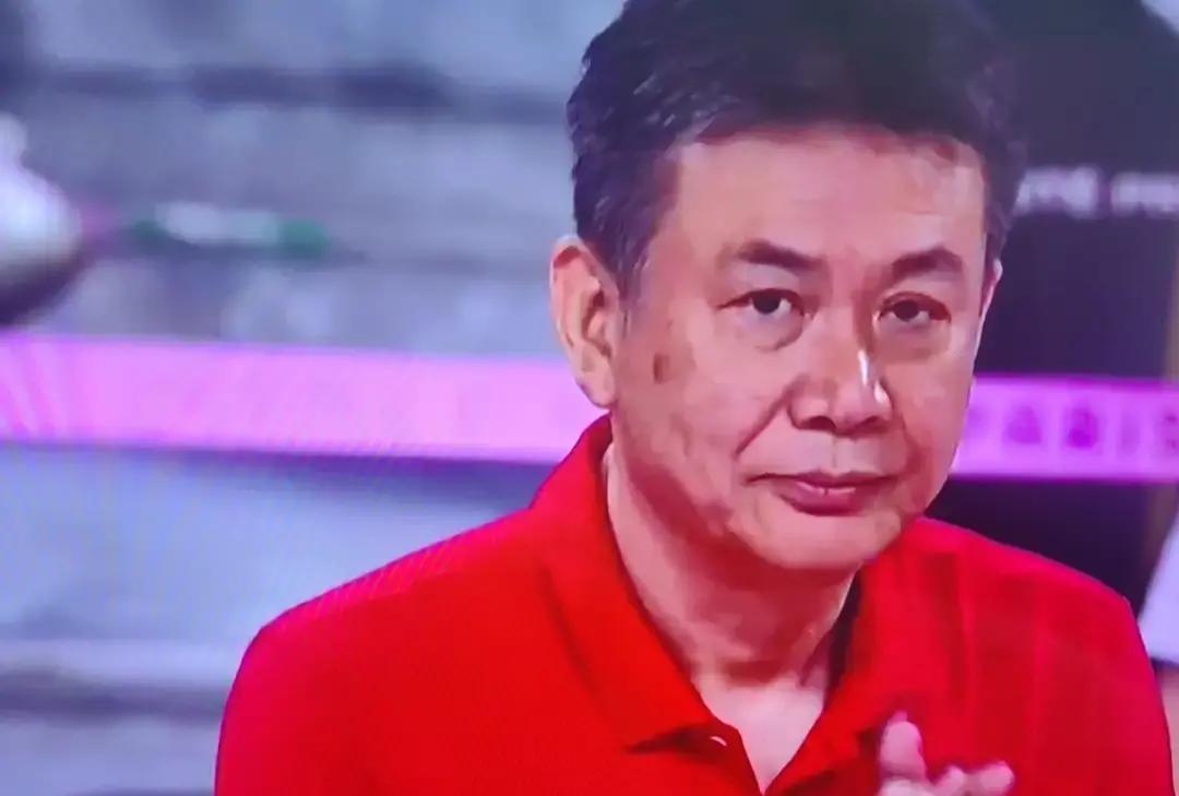 国家队下课第37天，他撕掉了所有质疑。蔡斌悄悄坐进上海女排教练席时，没人想