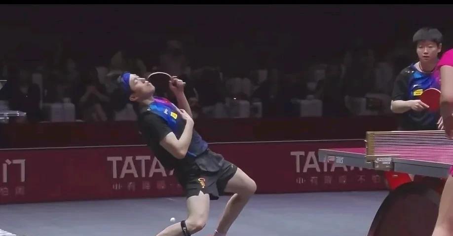 头哥：以前她还笑嘻嘻的找我合照，说我是她单打偶像，现在她上来就挑打我的胸肌[捂脸