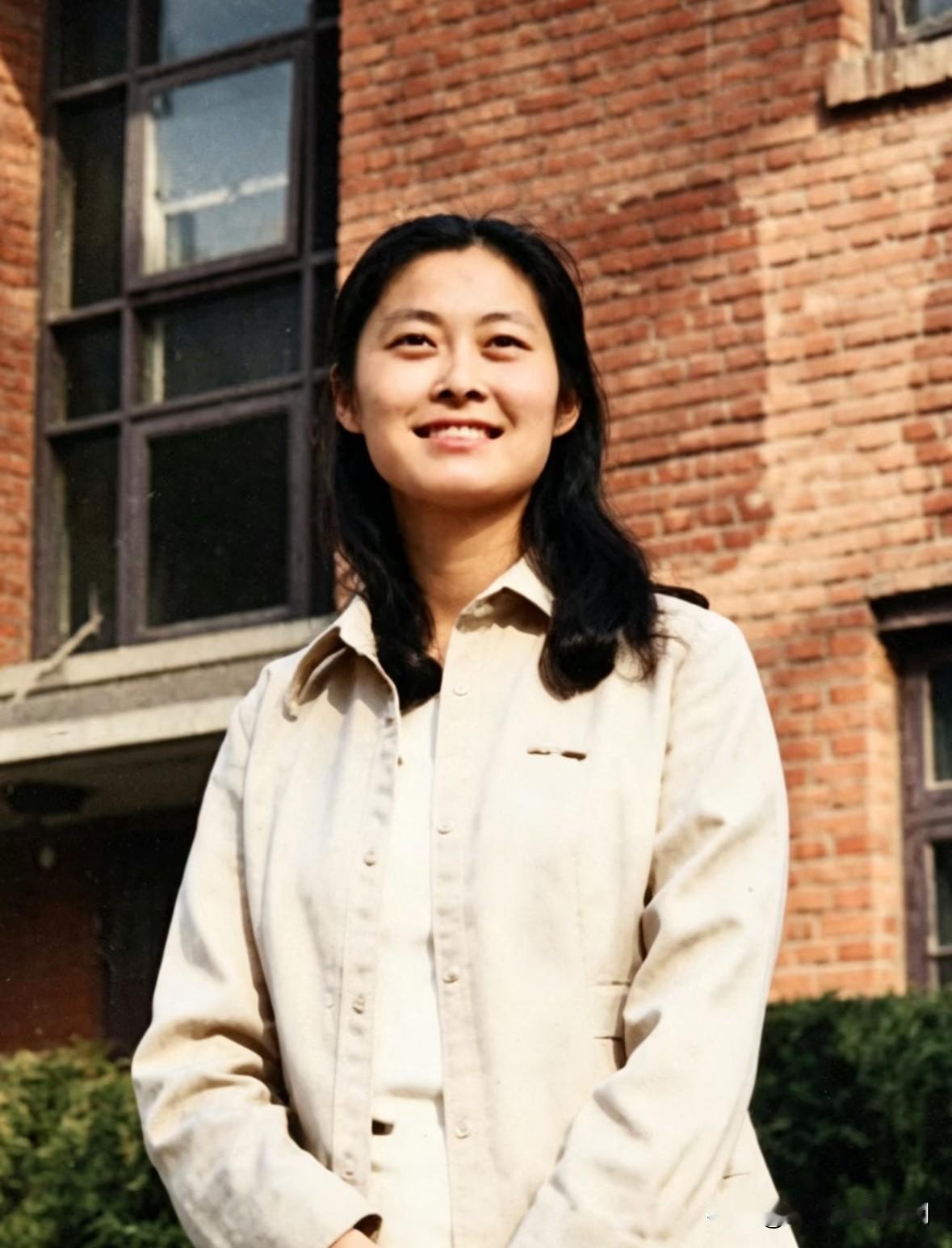 未代工农兵学员。敬一丹生前在北京广播学院内院前的一张留影。1976年，敬一丹被推