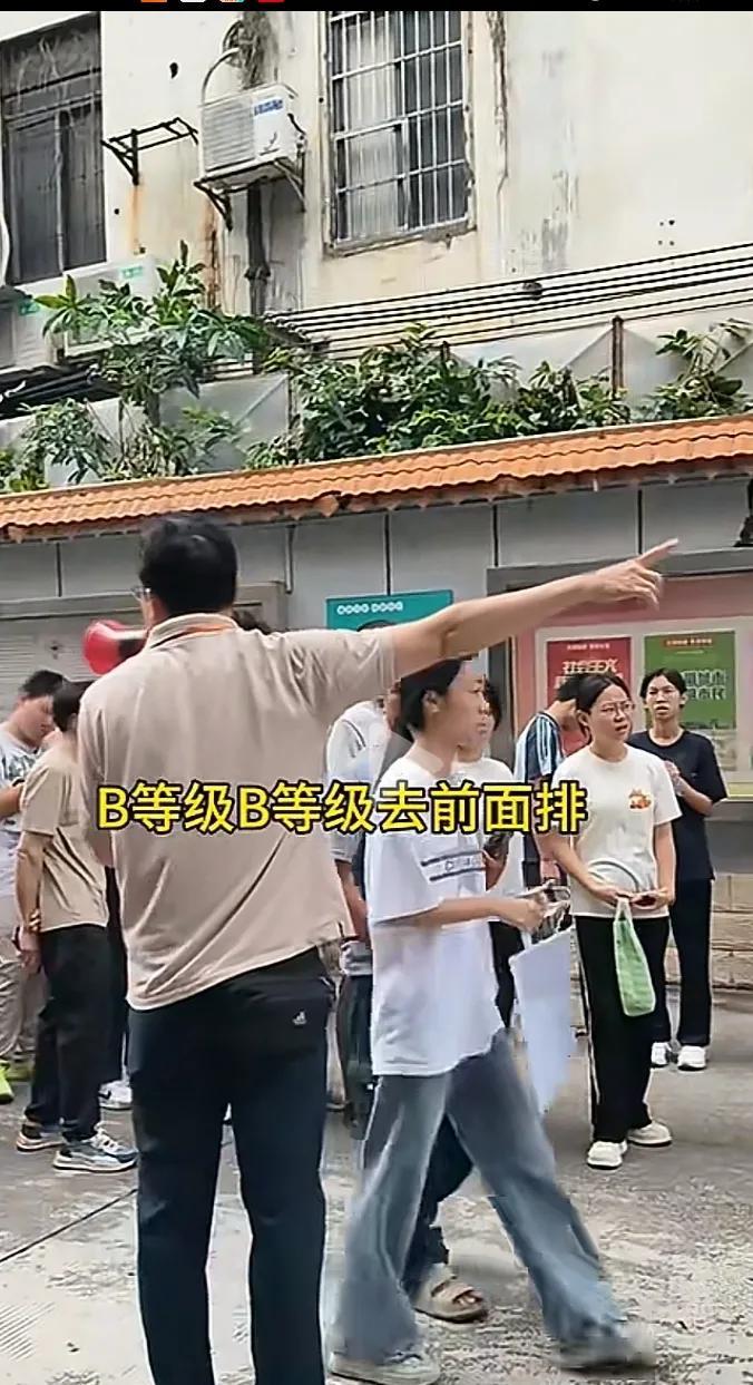 其实尽早带孩子去了解职高真的挺好的昨天我带孩子去职高看排队了，发现很多孩子都很