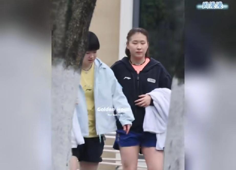 省队小杨来看老孙了。莎莎最近都在密集训练，伯乐教练杨广地来看莎莎了。杨广地对