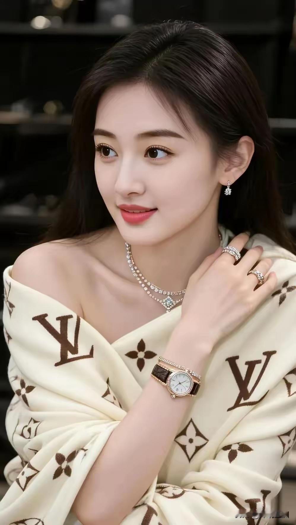 优雅气质穿搭，LV香槟色披肩，闪耀珠宝配饰，尽显时尚魅力！💎✨