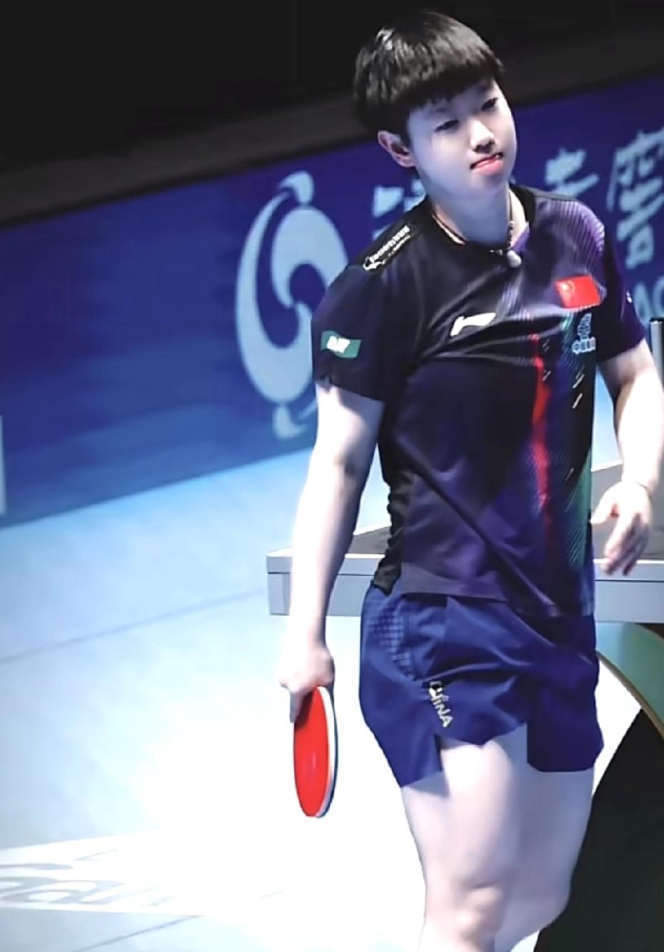 都快被莎宝迷晕了，怎么可以这么帅，必须要给摄影师加大鸡腿，拍的太好看了，胸前的国