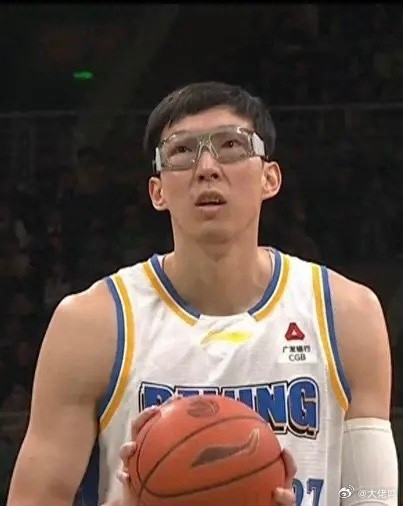 周琦8罚0中不奇怪！所以说国家队不选他绝对是明智之举，并非简单的年龄大了，现在需