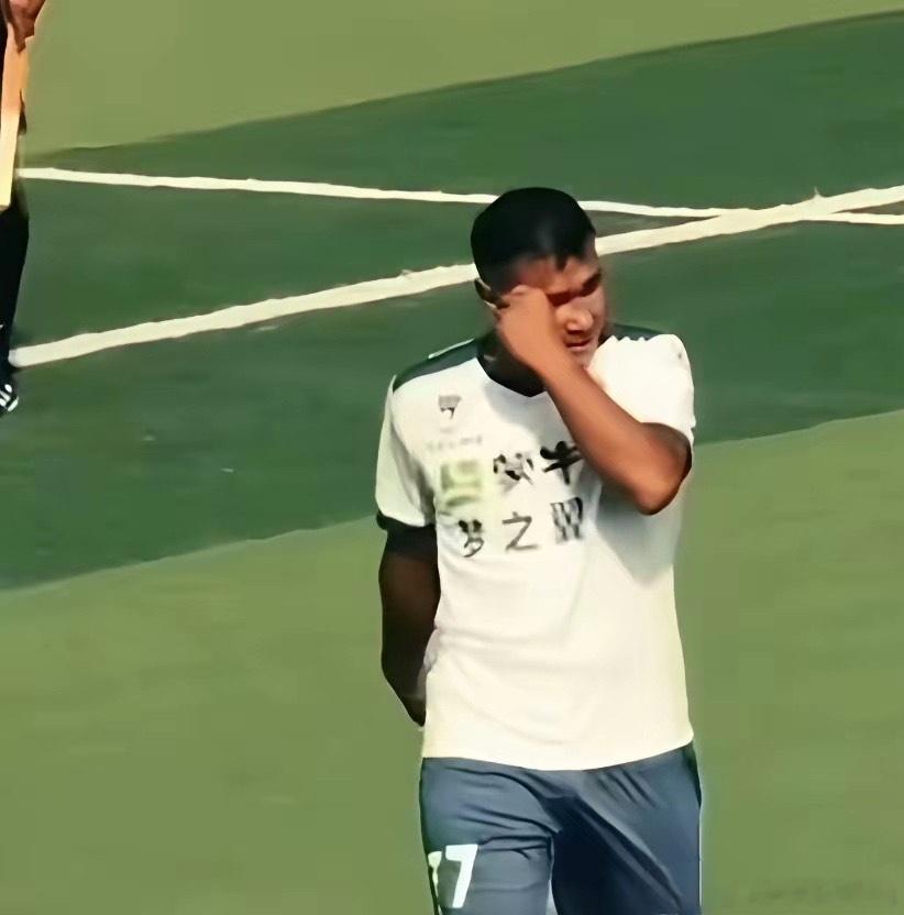 新疆足协这是又爆雷了？新疆知名网红球员努尔飞腿，代表兰州买哥队参加喀什杯，上场十