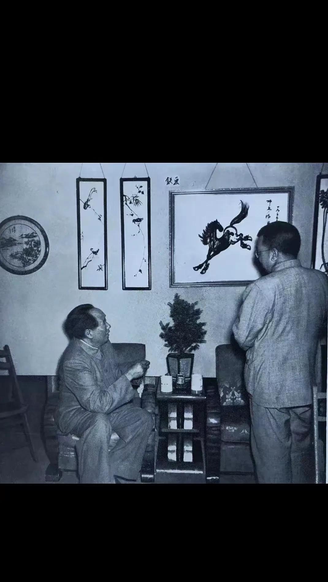 毛主席正看着徐悲鸿画的马，那画可真带劲！毛主席坐在那，眼神都被画上的马给吸引住