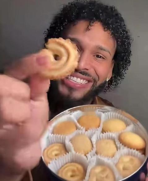 一位美国人在超市采购圣诞节食物时，发现丹麦蓝罐曲奇居然是印度制造。然后，他通过说