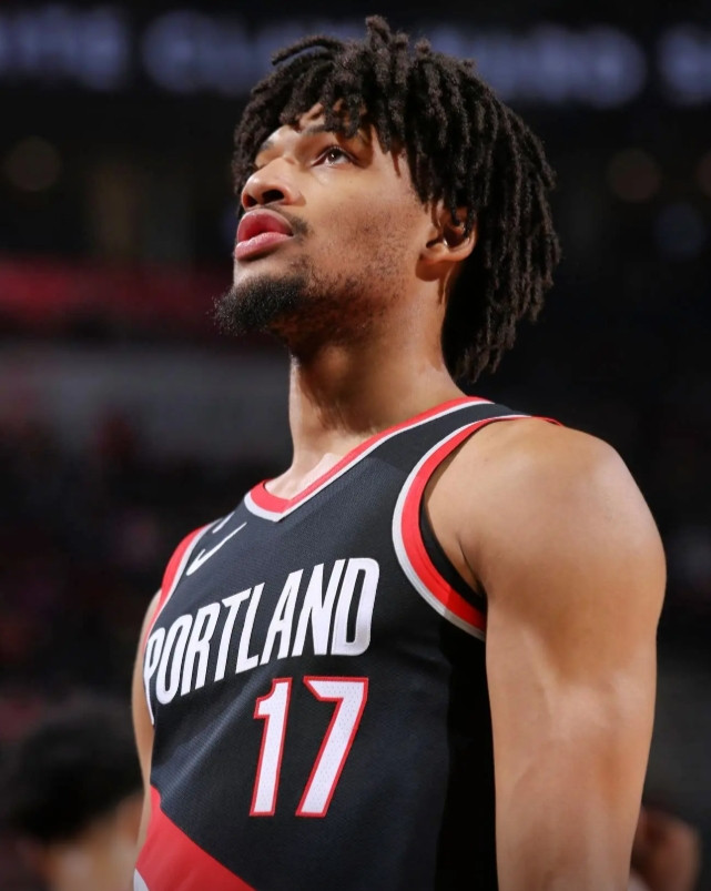 没发现吗？夏普发现了小杨防拆特别好，后来一直叫过来挡拆前几场夏普完全不想和小杨