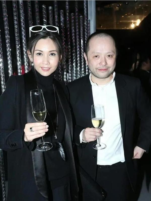 女神邱淑贞下嫁富商沈嘉伟，婚礼现场有人恶毒起哄：“你娶个王晶的情人，不嫌膈应吗？