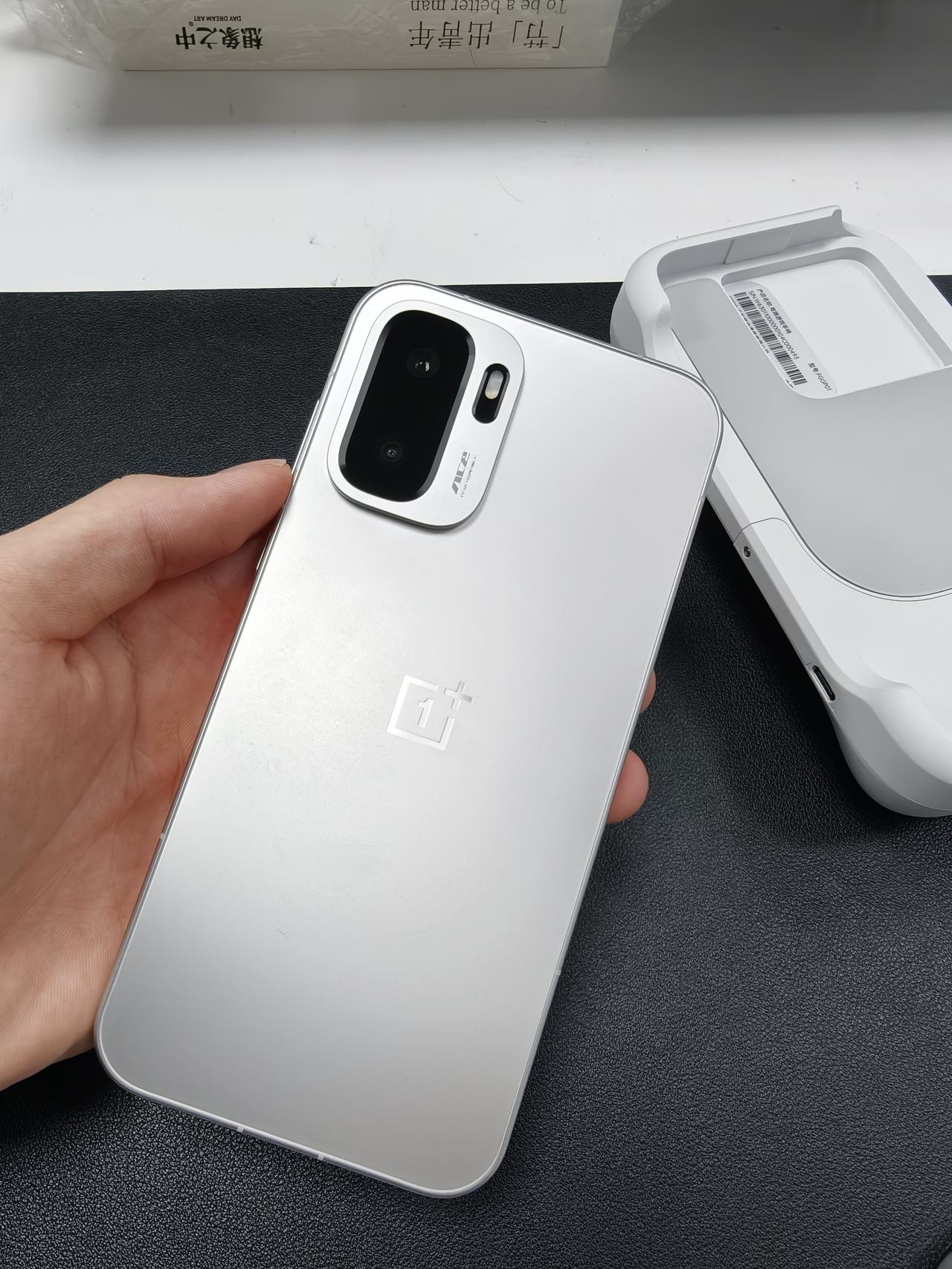 2999元起售的一加Ace6至尊版性价比高吗？我觉得还可以吧，起码该有的配置都