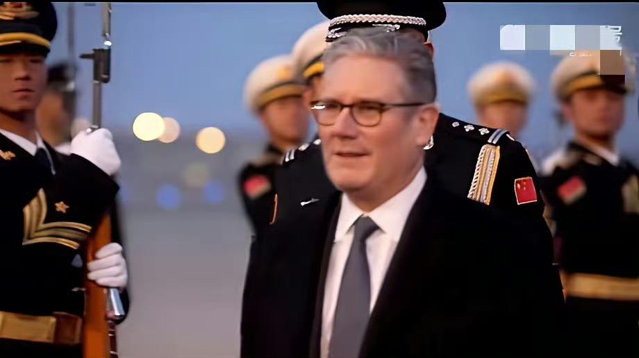 可悲啊！这就是小英的首相，曾经的日不落帝国，真的是衰落到泥坑里去了～斯塔默抵京