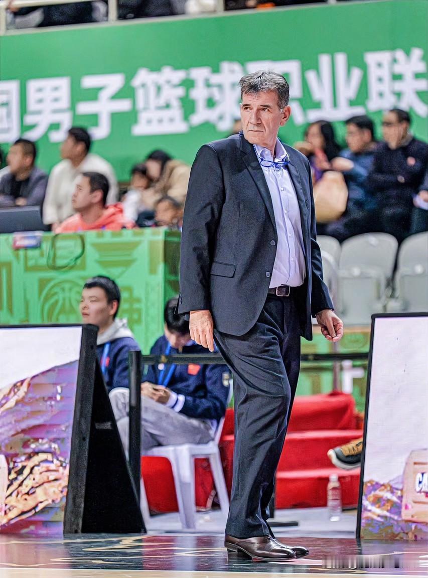 笑死了！这下全网都知道了，CBA新赛季还没开始就有球队换帅了！就在今天