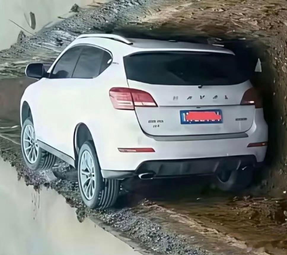 我想他怎么停上去的，原来是侧翻移位～～