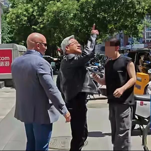 高温天气这大佬黄仁勋穿皮衣上街，真的不热吗？跟在他身边的光头男老外也是一身西装打