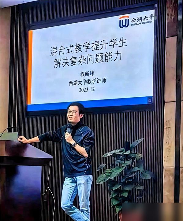 前两天跟一个在教育圈的朋友吃饭，聊到一件事，挺有意思的。真不是我替人家说好话
