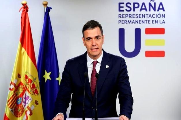 西班牙首相桑切斯，凌晨直接开了个记者会。对着全世界的面，把特朗普那个“和平委员