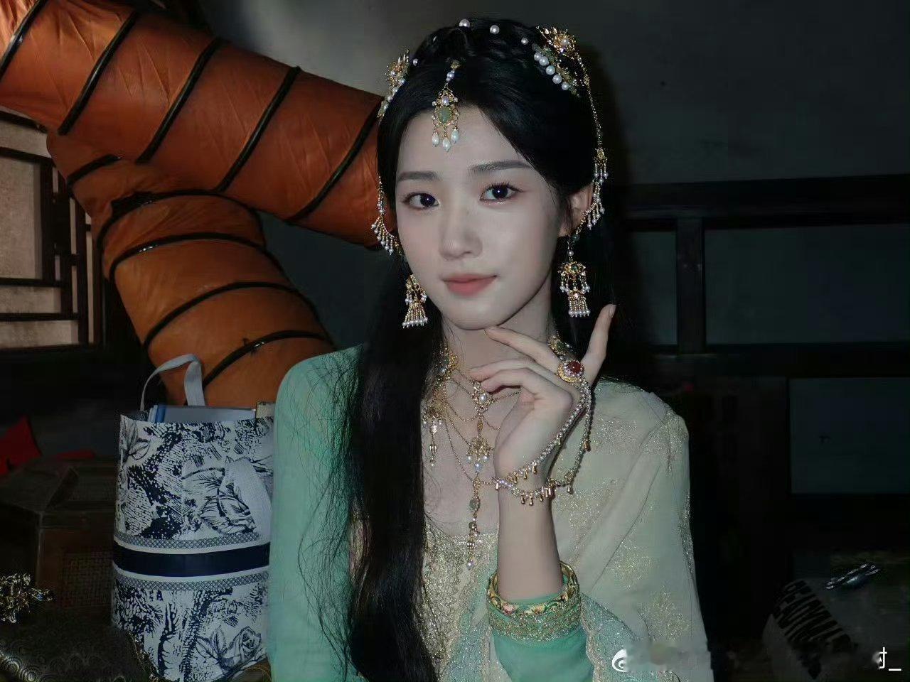 看榜上佳婿发现，卢昱晓的手简直让人挪不开视线诶！导演也很懂我们，一直给特写啊​