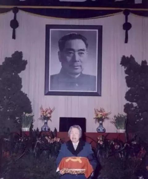 周总理去世后,遗体被医生解剖研究!发现肝、肺、大脑都形成了恶性肿瘤,而当年4个抛