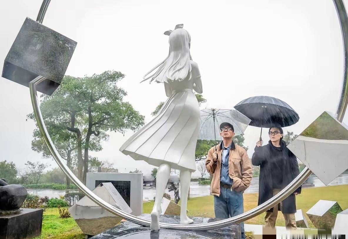 台北金宝山，雨下得像刀子。那座白色雕像揭幕的瞬间，空气凝固了。这不是大S。