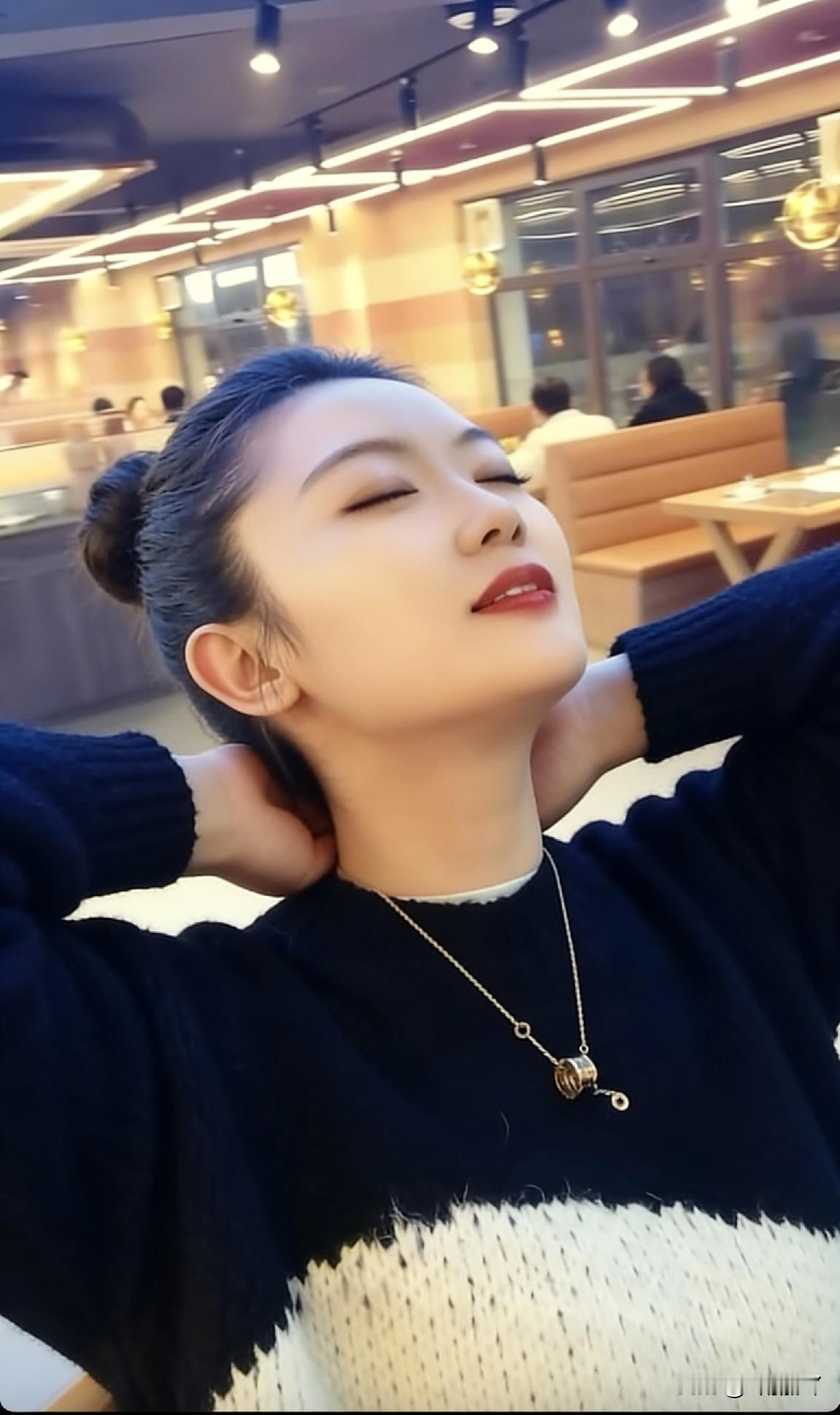 一觉睡到十点半，一天没有高消费，一个人的生活很简单九点前睡觉高消费一个人快乐