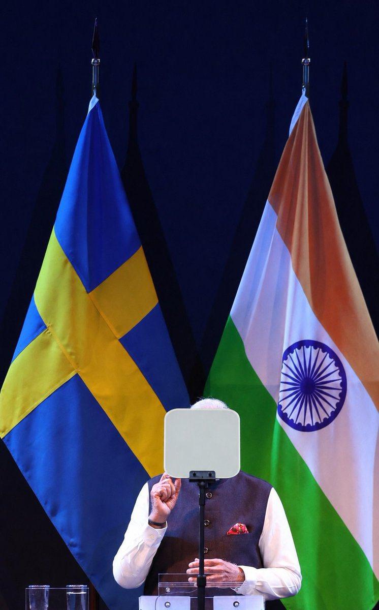 媒体上看不到的画面：有人拍到莫迪在瑞典🇸🇪演讲，需要提词器直接怼在脸上读。