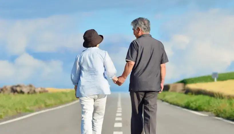 68岁老王小区里猛走，结果一个月后胸闷头晕进医院，医生直摇头：走路没错，但走过头