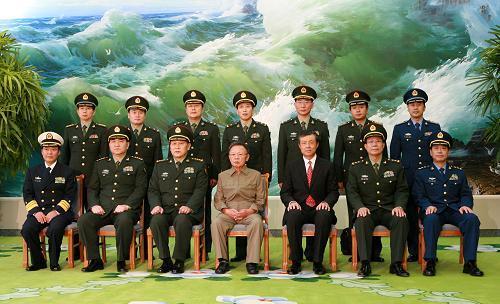 2009年11月25日，在朝鲜首都平壤，朝鲜最高领导人金正日与梁光烈上将等合影。