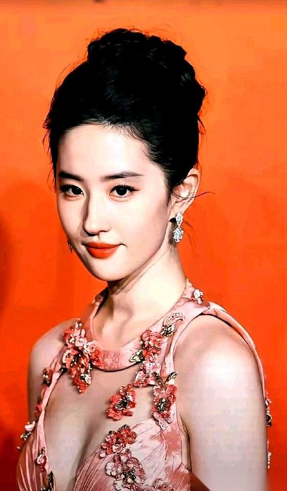 刘亦菲穿着深V直接开到腰的裙子出现在活动现场。这件衣服是ElieSaab2