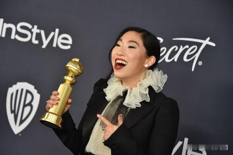 她凭什么能红？奥卡菲娜是美籍中韩混血，父亲华裔，母亲韩国人，出生在纽约皇后区