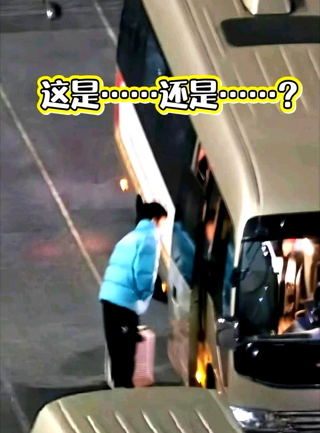 我的老天奶，这张照片，看了好几遍都觉得是那个迷糊的莎莎！王楚钦穿着那件蓝