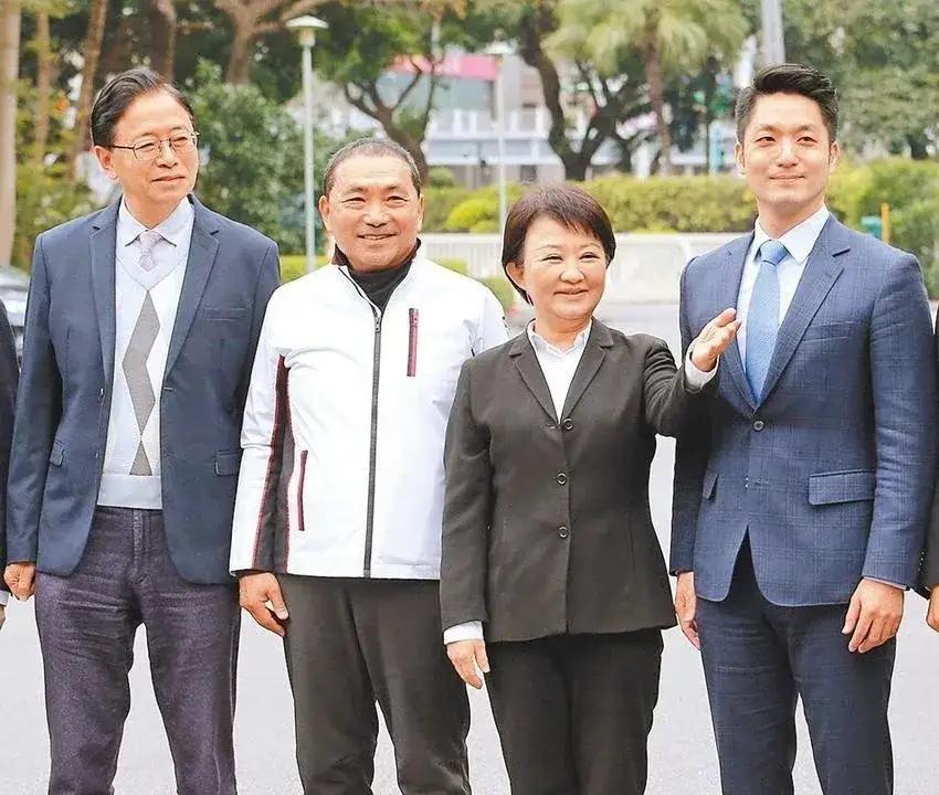卢秀燕算是看清形势了，自己不表态，就不会有人抱怨，就永远立于不败之地！一旦表态支