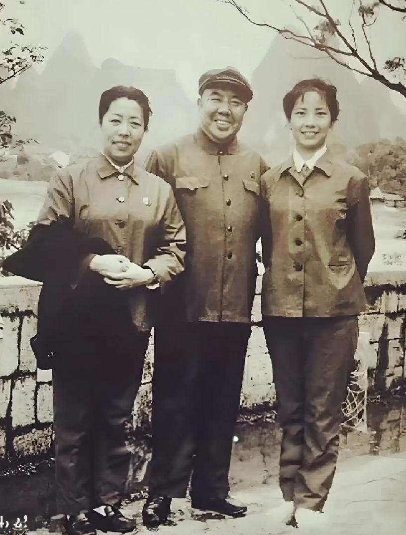 青年李维康和著名京剧演员高玉倩、袁世海的合影。1974年，京剧新秀李维康和高玉