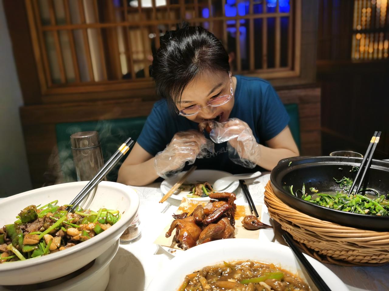 资金密集成交在三个方向1、指数震荡，涨跌比持平。涨幅+6%的139家，跌幅-6