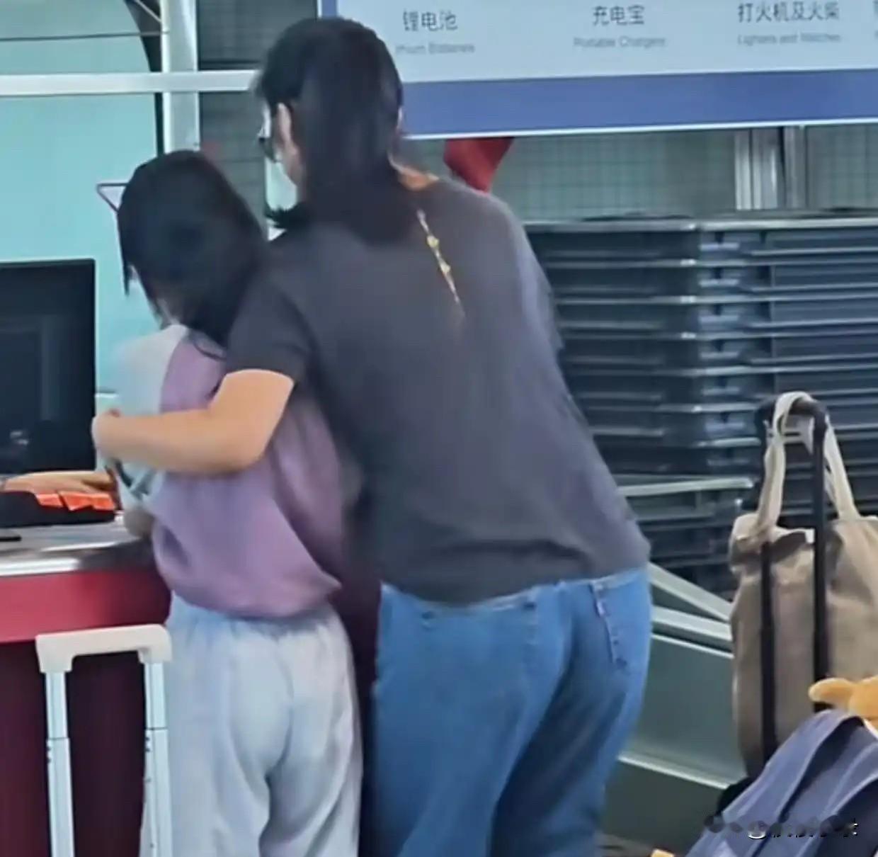 46岁汤唯带女儿现身机场：戴着眼镜扎马尾，轻灵如少女，好漂亮！[吐舌头眯眼睛笑]