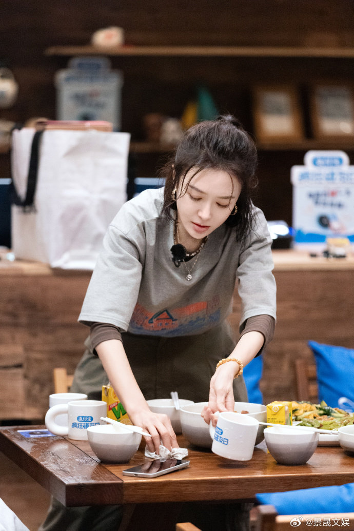 秦岚的高情商不是话术是善良被秦岚在《亲爱的客栈》里的细节狠狠治愈！夸人真心实意，