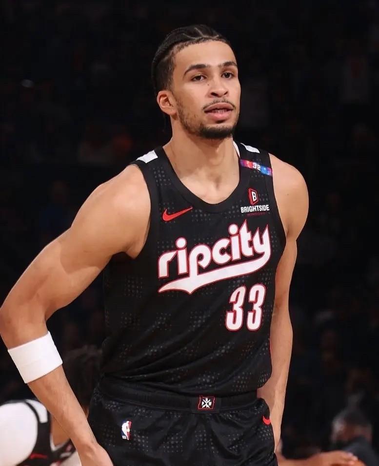 湖人求贤若渴啊据NBA记者Jovan报道，湖人在追逐开拓者球员卡马拉，他写道：